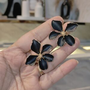ELEGANT FLORAL EARRINGS