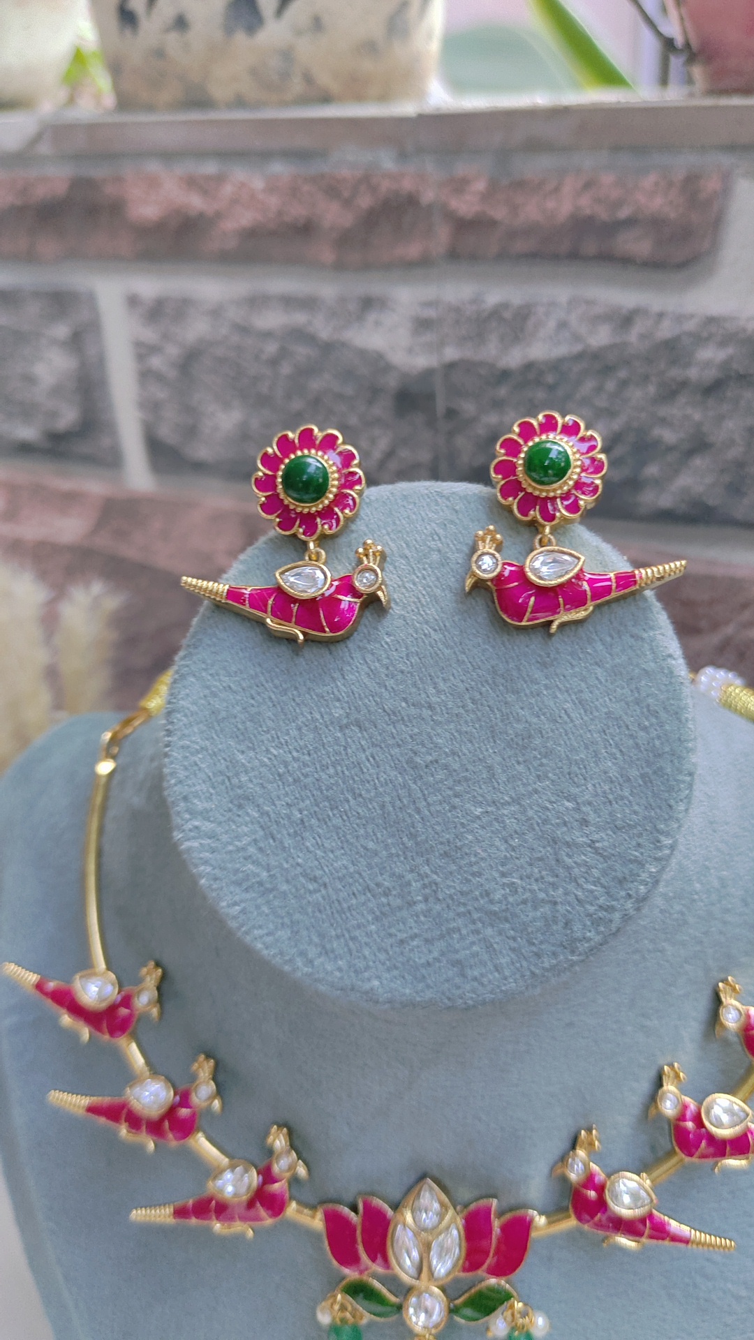 GOLDEN STAINLESS STEEL PREMIUM & ELEGANT ( ANTI TARNISH ) NECKLACE SET FOR WOMEN - Image 4